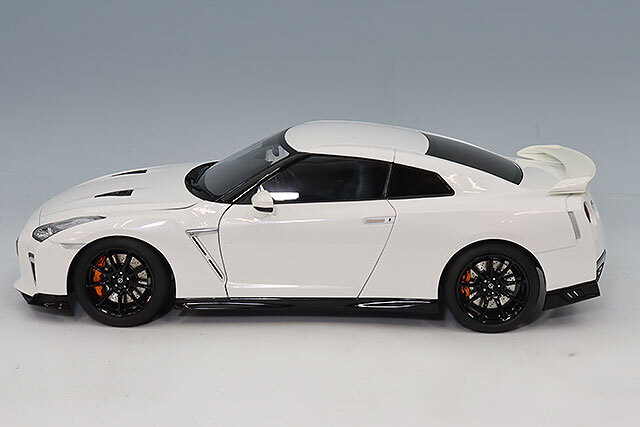 MOTORHELIX 1/18 日産 GT-R (R35) トラックエディション Engineered By