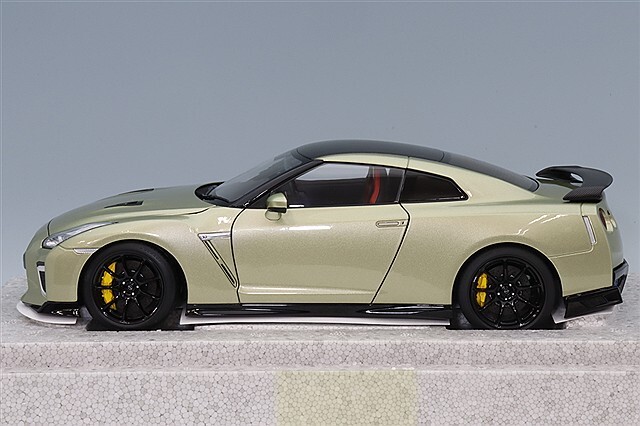 MOTORHELIX 1/18 日産 GT-R (R35) トラックエディション