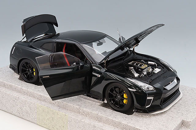 MOTORHELIX 1/18 日産 GT-R (R35) トラックエディション Engineered by