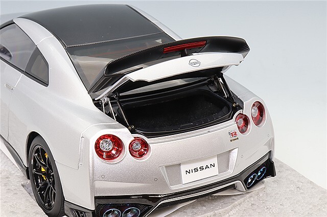 MOTORHELIX 1/18 日産 GT-R (R35) トラックエディション