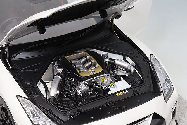 MOTORHELIX 1/18 日産 GT-R (R35) トラックエディション