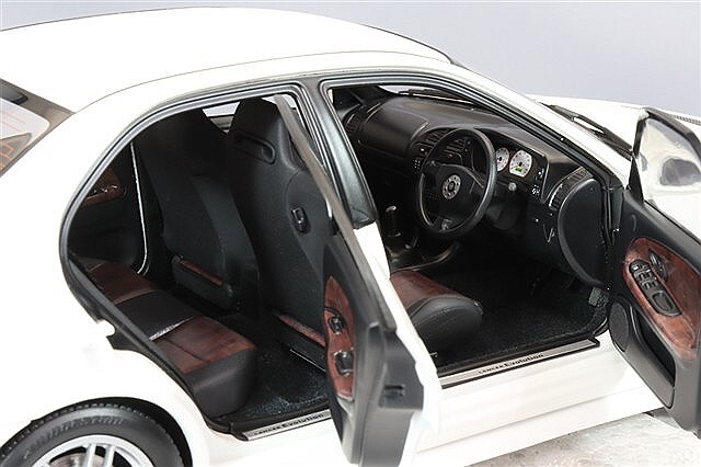 MOTORHELIX 1/18 三菱 ランサーエボリューション IV スコシアホワイト