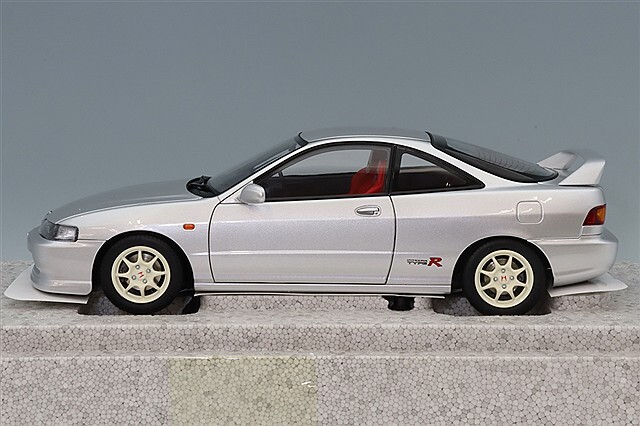 MOTORHELIX 1/18 ホンダ インテグラ タイプR (DC2) 前期型 ヴォーグ