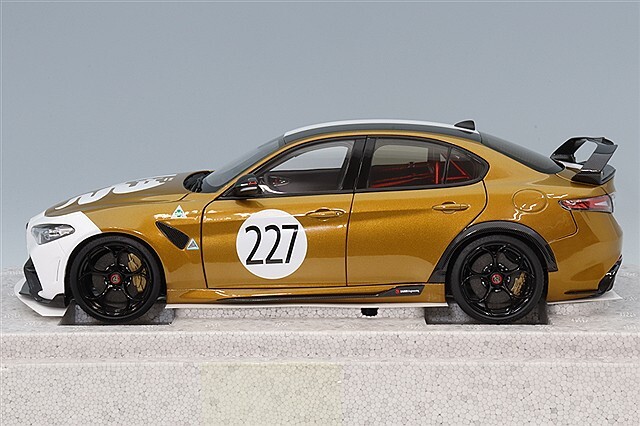 MOTORHELIX 1/18 アルファロメオ GTAm GT オークラゴールド
