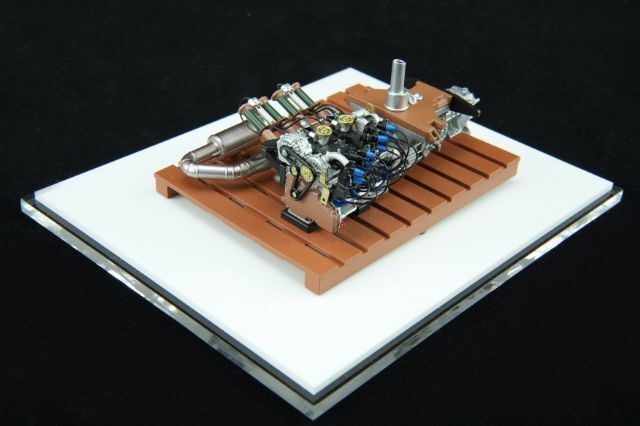 ☆予約品☆ MOTORHELIX 1/18 マツダ R26B ロータリー エンジン（787B