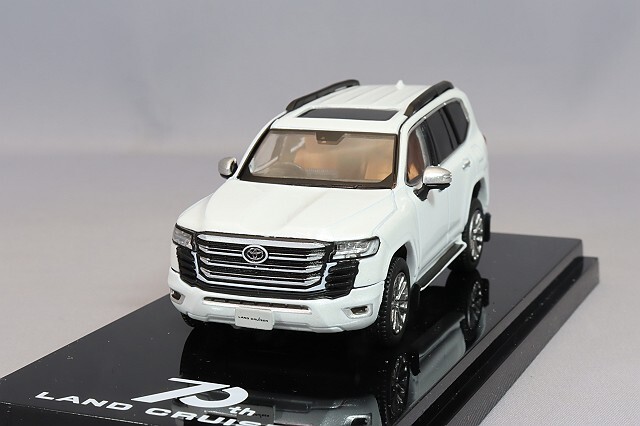 人気の 全長約21cm！トヨタランドクルーザーLC300 ホワイト&ブラック2 