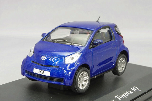中古】(非常に良い)エブロ まっくろく 1/43 TOYOTA IQ ブルー 完成品