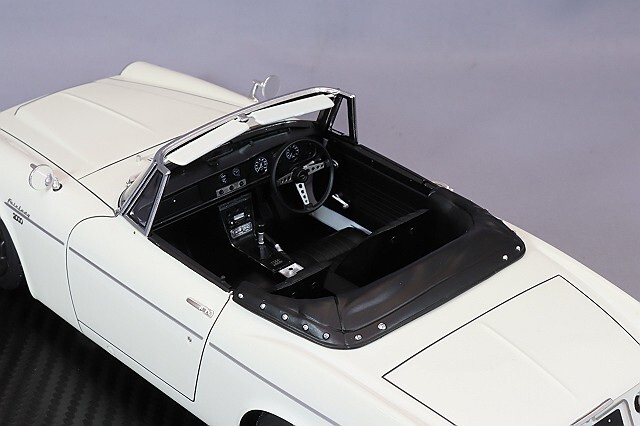 イグニッションモデル 1/18 ダットサン フェアレディ 2000