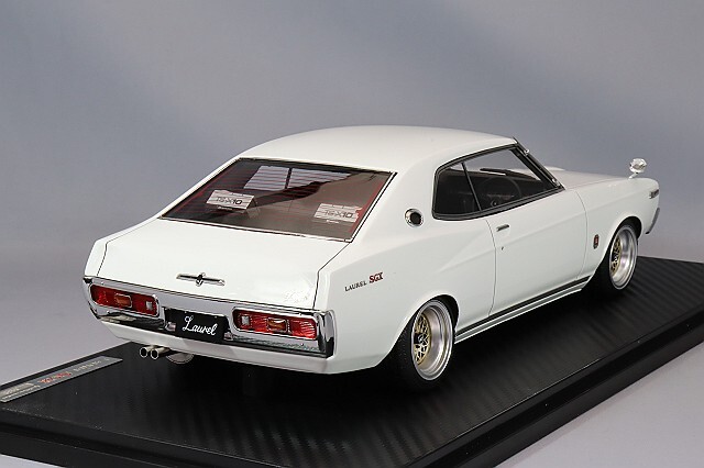 イグニッションモデル 1/18 日産 ローレル 2000SGX (C130) ホワイト 