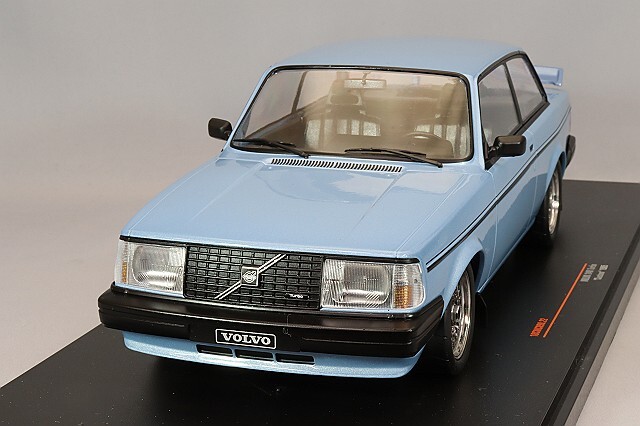 イクソ 1/18 ボルボ 240 ターボ カスタム 1986 メタリックライトブルー