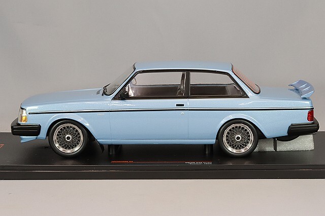 イクソ 1/18 ボルボ 240 ターボ カスタム 1986 メタリックライトブルー