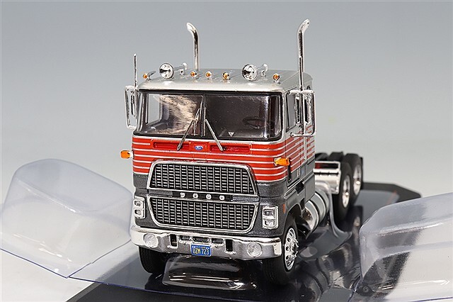 イクソ 1/64 フォード CL 9000 1976 シルバー/レッド