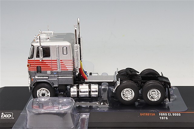 イクソ 1/64 フォード CL 9000 1976 シルバー/レッド