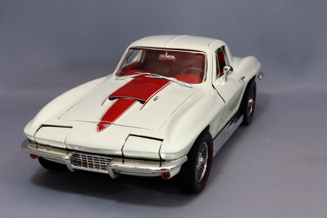 アメリカンマッスル 1/18 1967 シボレー コルベット 427 ホワイト  