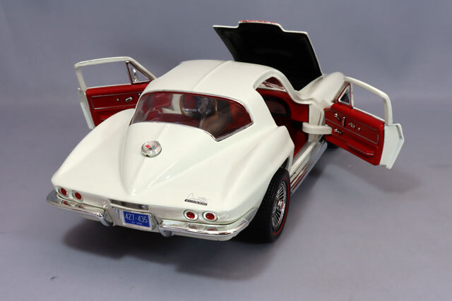 アメリカンマッスル 1/18 1967 シボレー コルベット 427 ホワイト  