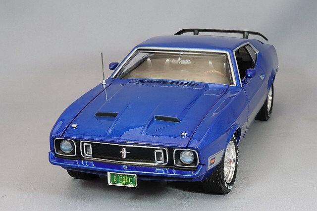 アメリカンマッスル 1/18 1973 フォード マスタング マッハ 1 ブルー