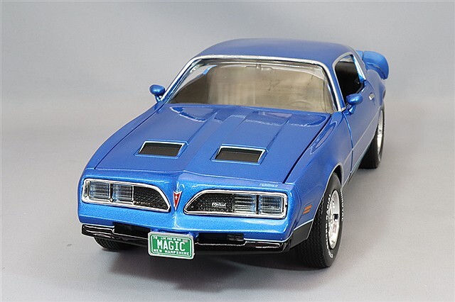 オートワールド1978 ポンティアック・ファイアバード・フォーミュラ American Muscle 1978 Pontiac Firebird Formula 1:18 Scale