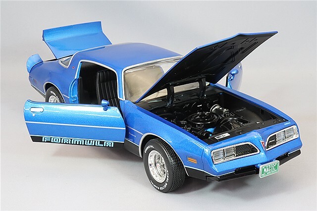 ポンティアック ファイヤーバード ROAD signature1/18スケール 1982 ポンティアック ファイヤーバード (プラモデル) - ホビー
