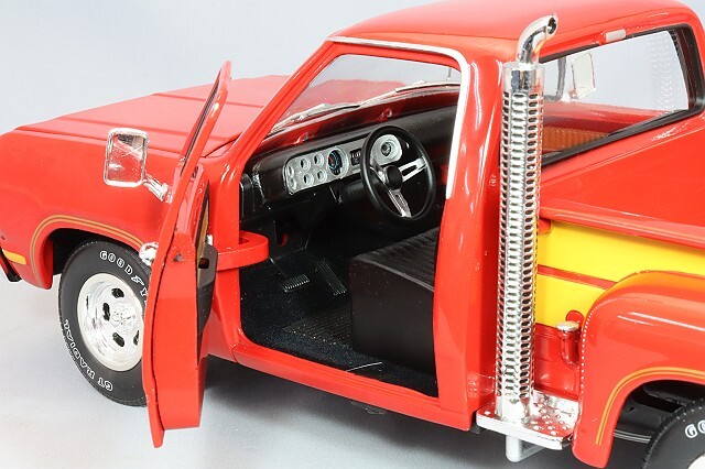 オートワールド 1/18 1979 ダッジ Ut-Line ピックアップ レッド  