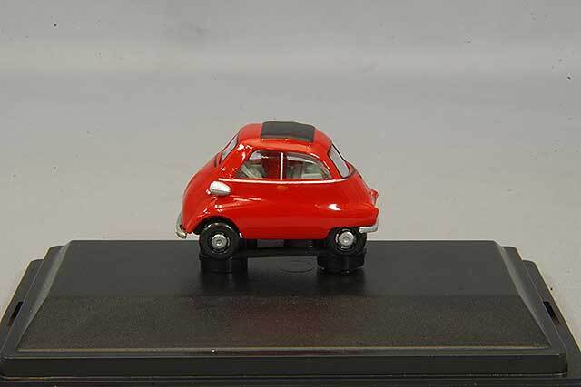 AUTOart 1/18 BMW 600 イセッタ レッド Autoart 1/18 Diecast Model of BMW 600 vs Schuco 1/18 Diecast