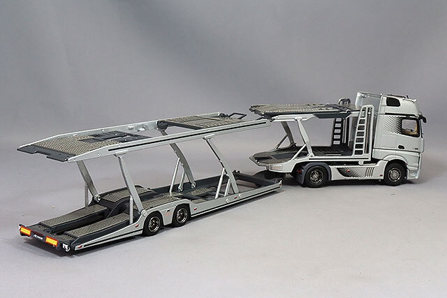 GCD 1/64 メルセデスベンツアクトロス 2 左ハンドル シルバー