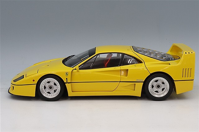 フェラーリ F40の1/18スケールミニカー、イエロー。 京商 1/18 フェラーリ F40 イエロー