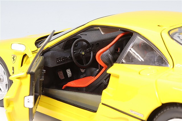 フェラーリ F40の1/18スケールミニカー、イエロー。 京商 1/18 フェラーリ F40 イエロー