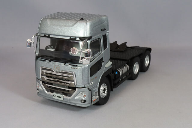 京商 1/43 UD クオン GW 6 x 4 トラクター シルバー