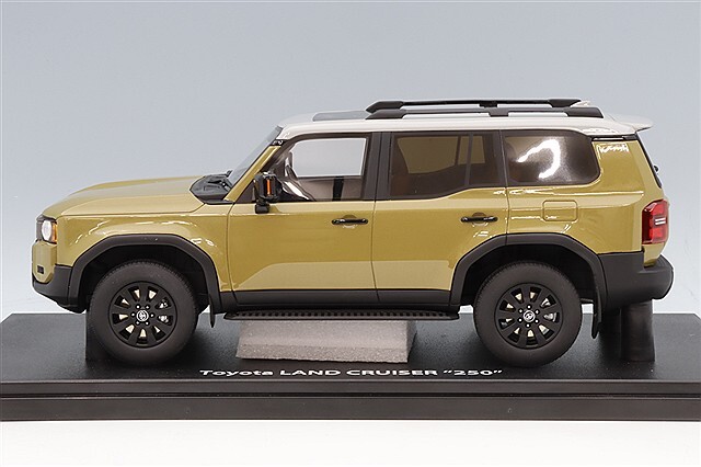京商 samurai 1/18 トヨタ ランドクルーザー 250 ベージュ