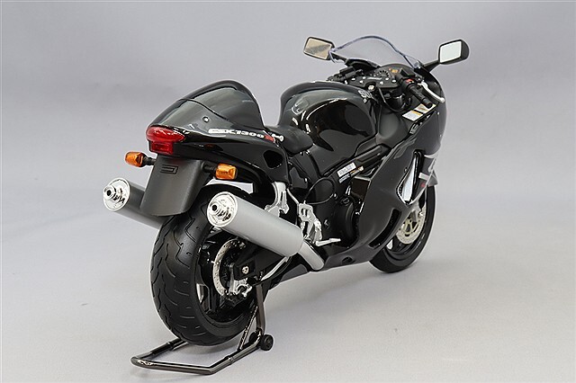 LCDMODELS 1/12 SUZUKI 隼 GSX1300R LCD MODELS 1/12 スズキ GSX1300R Hayabusa 2001 シルバー 完成