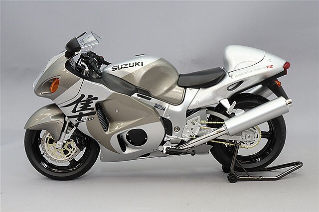 LCDモデル 1/12 スズキ GSX1300R 隼 2001 シルバー