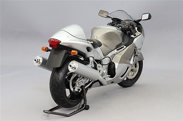 LCDモデル 1/12 スズキ GSX1300R 隼 2001 シルバー