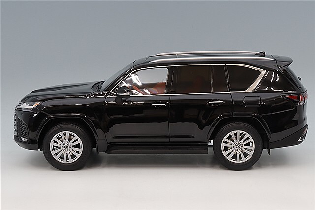 LCDモデル 1/18 レクサス LX600 ブラック