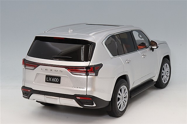 LCDモデル 1/18 レクサス LX600 シルバー