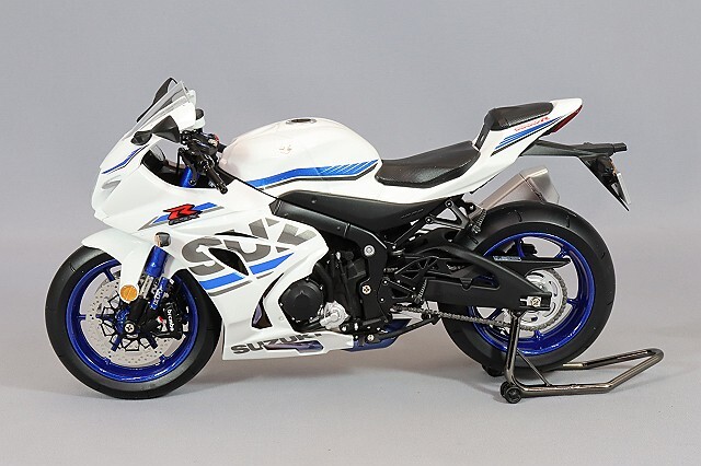 LCDモデル 1/12 スズキ GSX-R 1000R ABS (2020) ホワイト