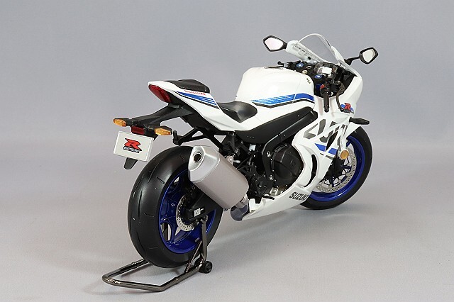 LCDモデル 1/12 スズキ GSX-R 1000R ABS (2020) ホワイト