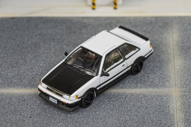 ダイキャストチーム 1/64 トヨタ カローラ レビン ホワイト/ブラックフード