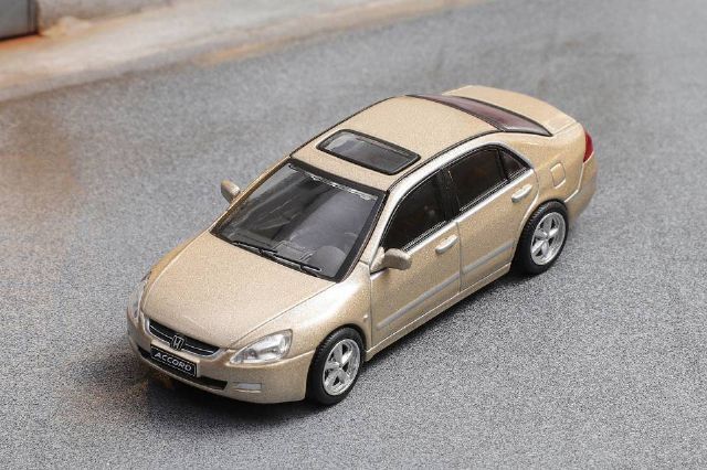 ダイキャストチーム 1/64 ホンダ アコード 2005 左ハンドル ゴールド