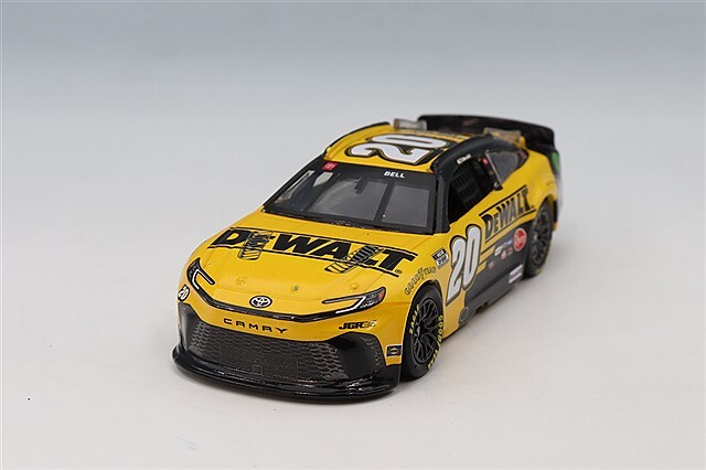 ライオネルレーシング 1/64 トヨタ カムリ XSE 
