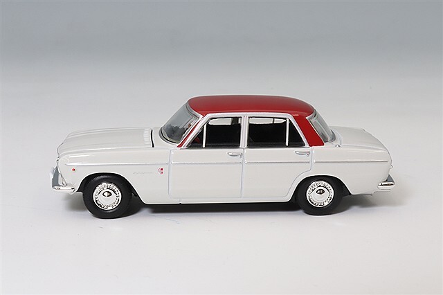 トミカリミテッドヴィンテージ 1/64 プリンス スカイライン 2000GT (白