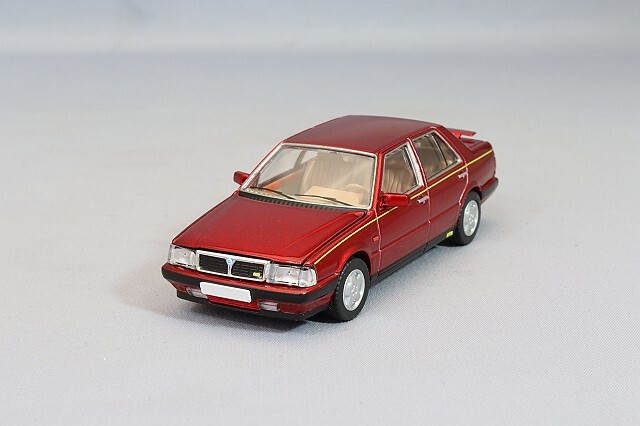 トミカリミテッドヴィンテージ NEO 1/64 ランチア テーマ 8.32