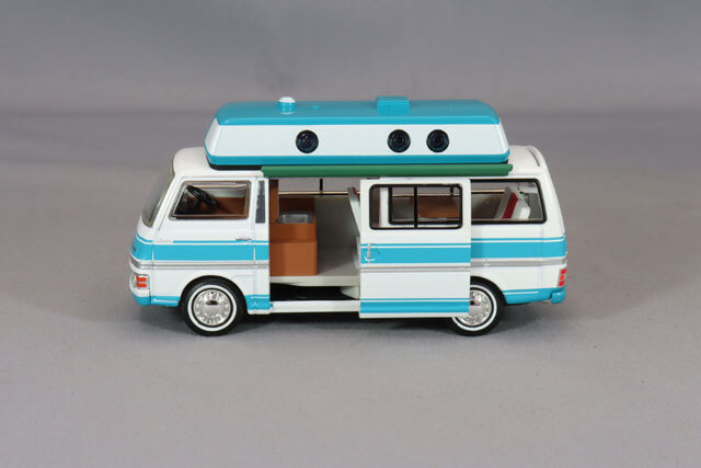 トミカリミテッドヴィンテージ NEO 1/64 日産 キャラバン 