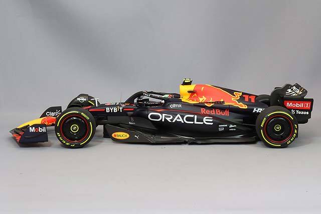 ミニカー　1/18 オラクル レッド ブル レーシング RB18 セルジオ・ペレス シンガポールGP 2022 ウィナー 「MINICHAMPS」 [110221711] ミニチャンプス 1/18 オラクル レッドブルレーシング RB18 2022