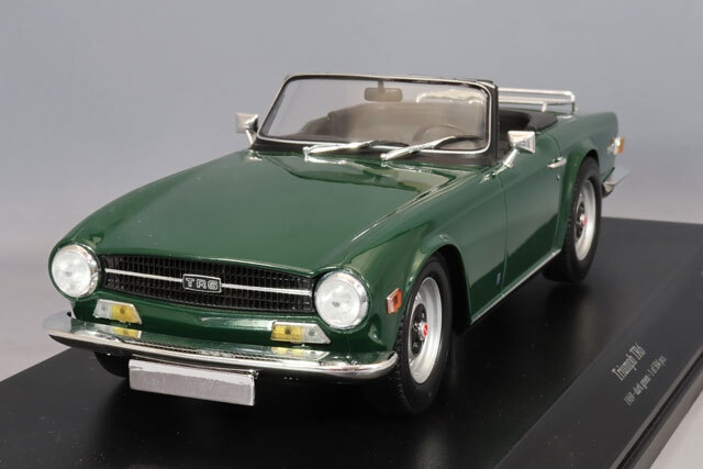 ミニチャンプス 1/18 トライアンフ TR6 1969 ダークグリーン(左ハンドル) 