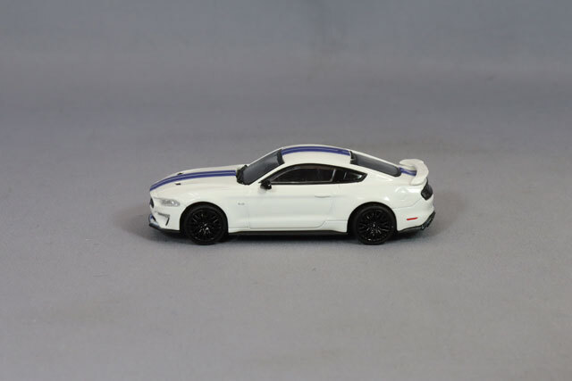 ミニチャンプス 1/87 フォード マスタング 2018 ホワイト/ブルーストライプ
