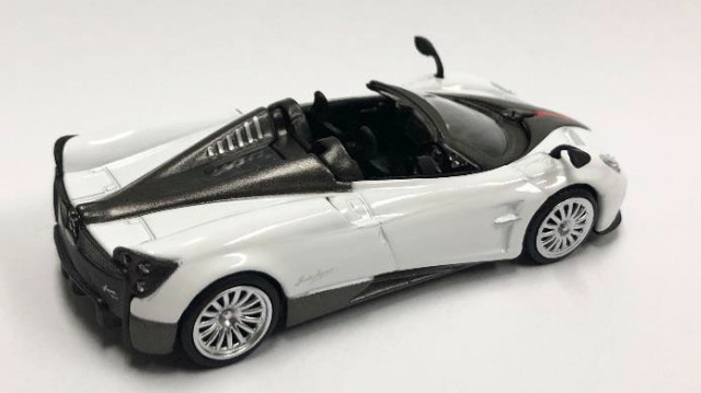 TSM ミニGT 1/64 パガーニ ウアイラ ロードスター 右ハンドル