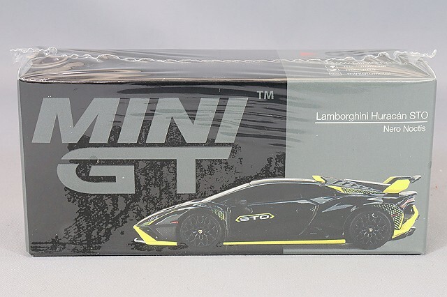 TSM ミニGT 1/64 ランボルギーニ ウラカン STO ネロノクティス (左