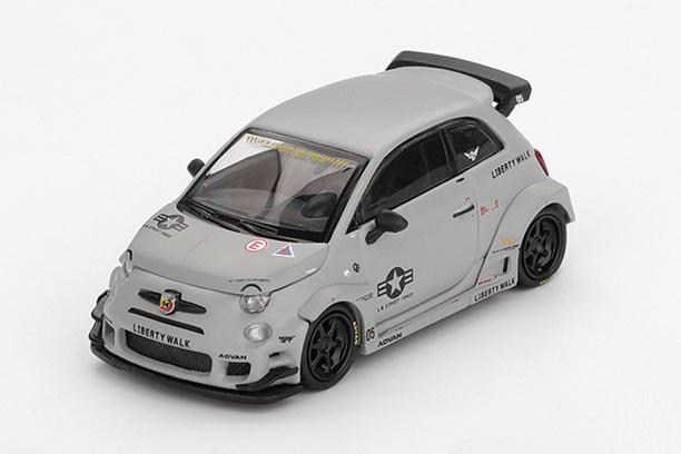 TSM ミニGT 1/64 アバルト 595 LB-WORKS x Abas Works Fighters (左