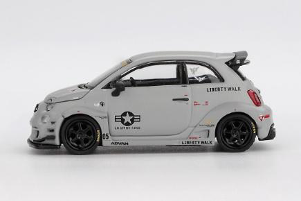 TSM ミニGT 1/64 アバルト 595 LB-WORKS x Abas Works Fighters (左