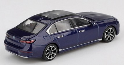 TSM ミニGT 1/64 BMW i7 xDrive60 タンザナイトブルーメタリック 左